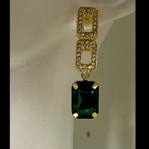 Drop earrings with emerald green Rhinestone